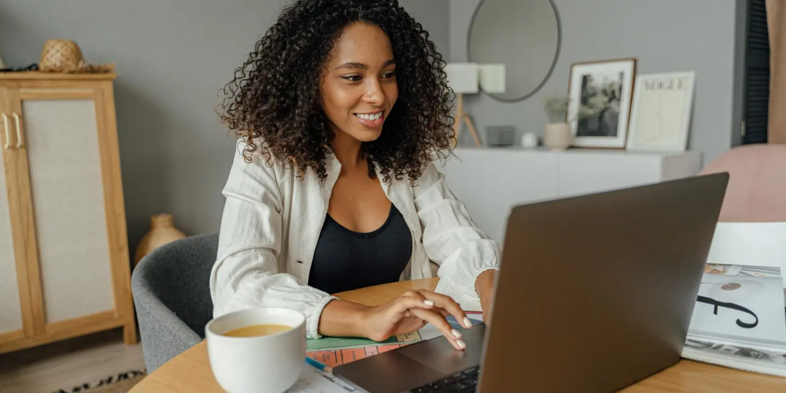 vrouw kijkt op laptop